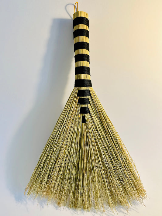 Hawk Tail Handbroom - Classic Black