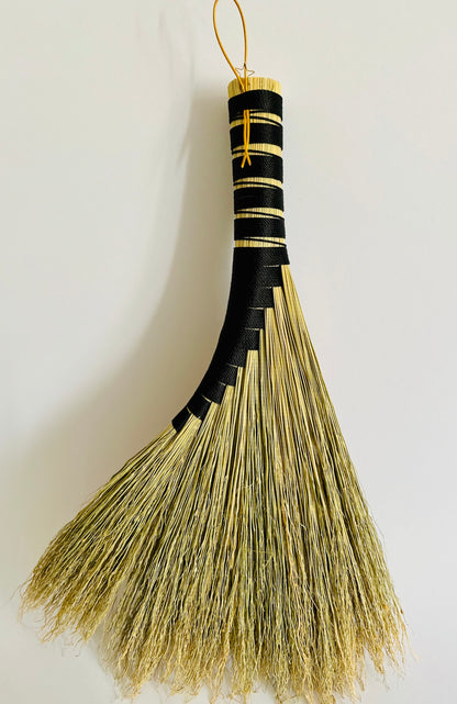 Hens Wing Handbroom - Classic Black